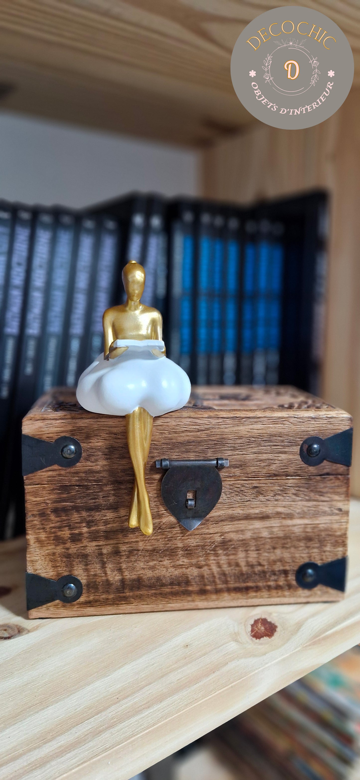 Sculpture "Femme Lisant sur un Nuage"