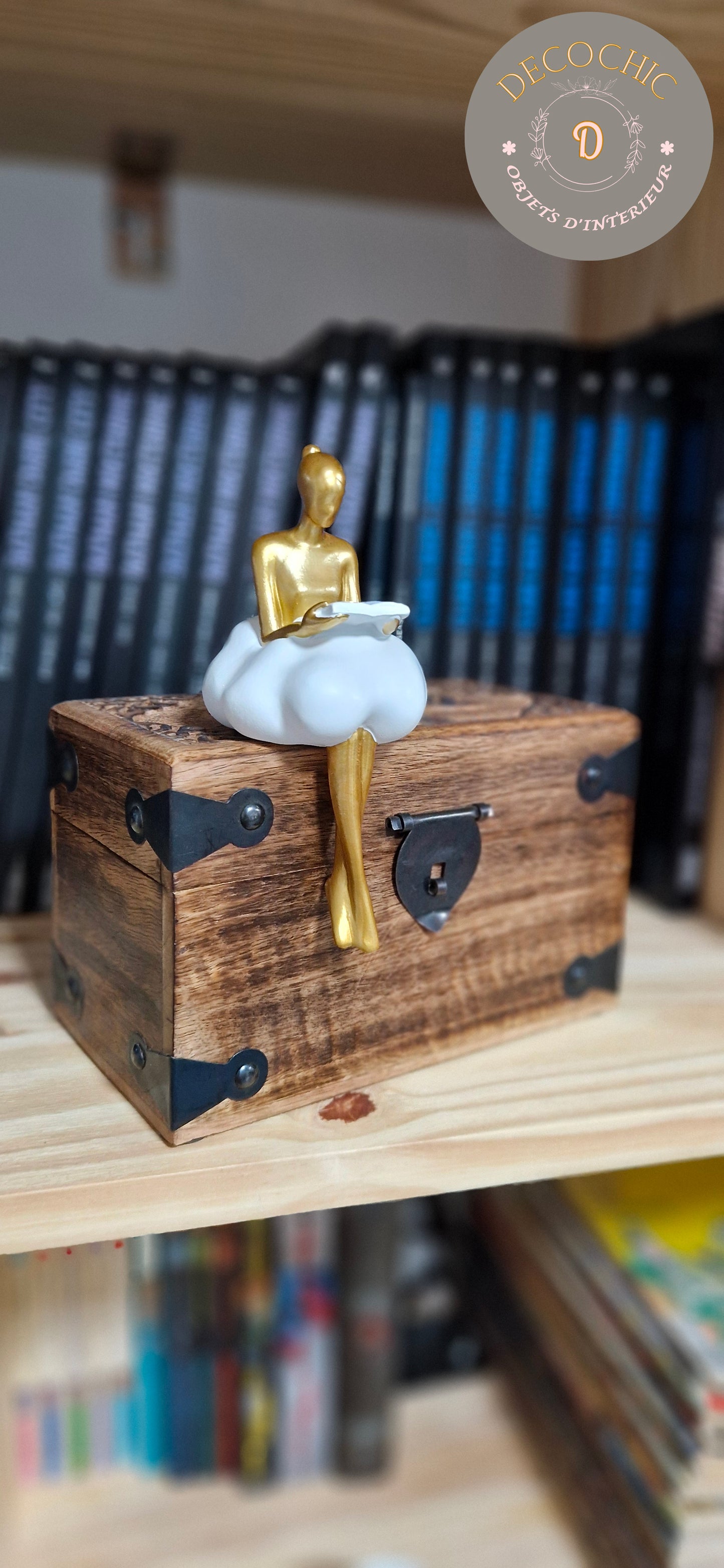 Sculpture "Femme Lisant sur un Nuage"