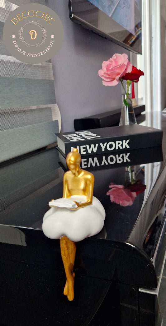 Sculpture "Femme Lisant sur un Nuage"