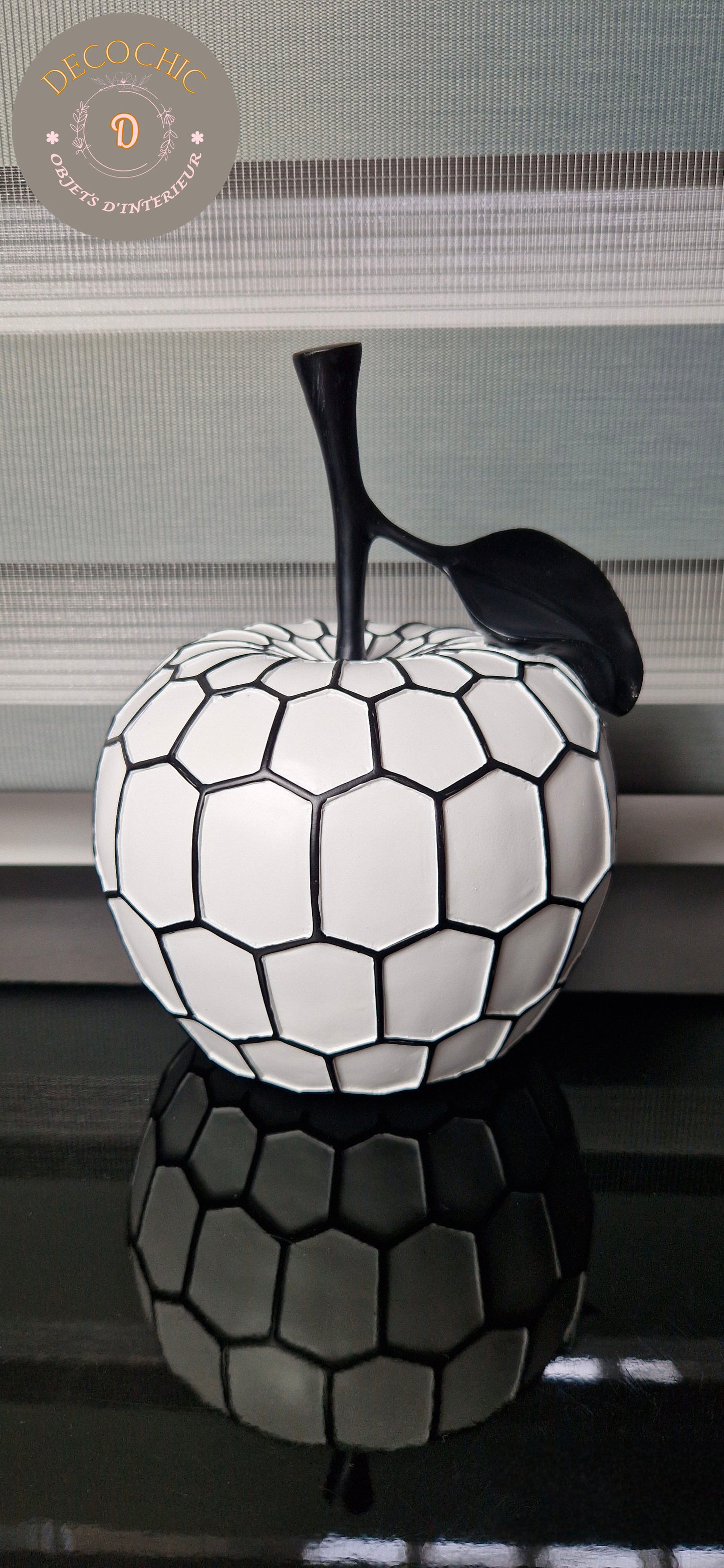 Sculpture "Pomme, Ananas ou Poire" – Décoration Graphique en Résine